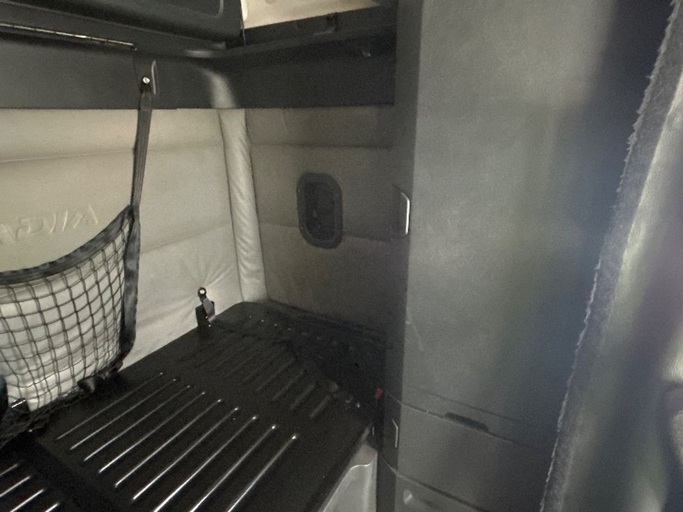 Sleeper Tractor-Heavy Duty Tractors-Freightliner-2022-T12664ST-East Chicago-IN-456,408\n\t\tmiles-$ 72,750 - Image 18