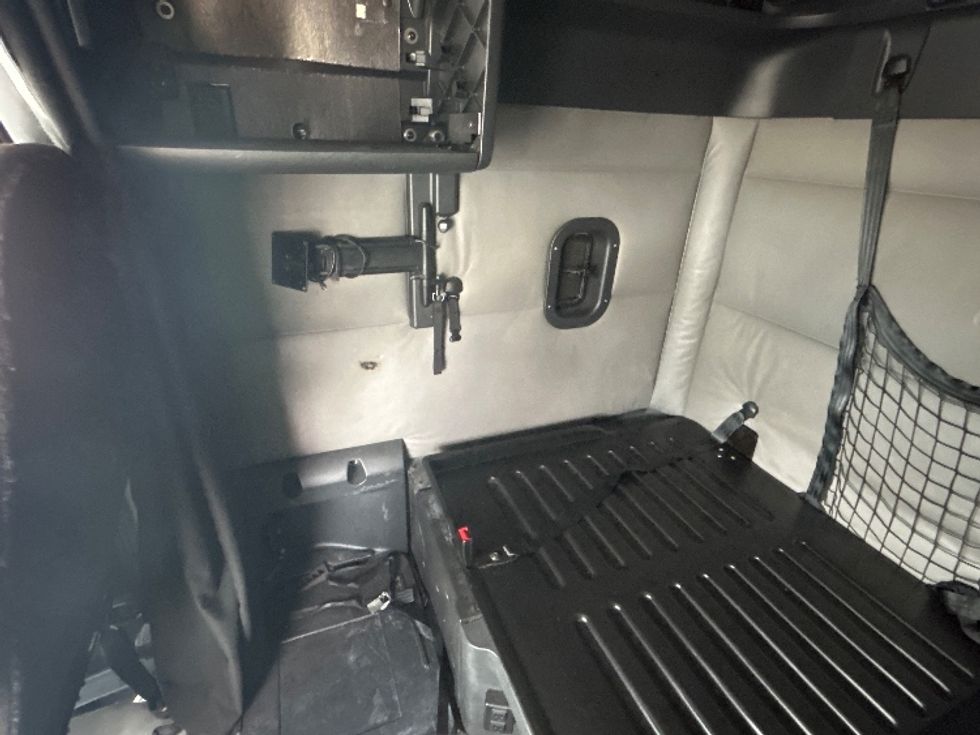 Sleeper Tractor-Heavy Duty Tractors-Freightliner-2022-T12664ST-East Chicago-IN-456,408\n\t\tmiles-$ 72,750 - Image 19