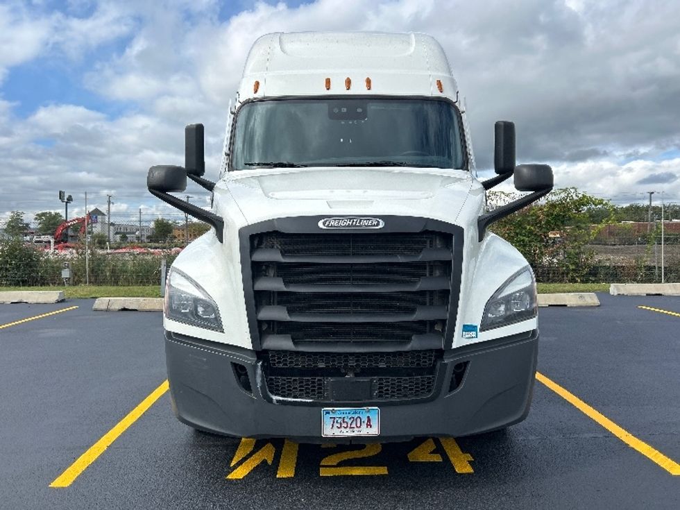 Sleeper Tractor-Heavy Duty Tractors-Freightliner-2022-T12664ST-East Chicago-IN-456,408\n\t\tmiles-$ 72,750 - Image 2