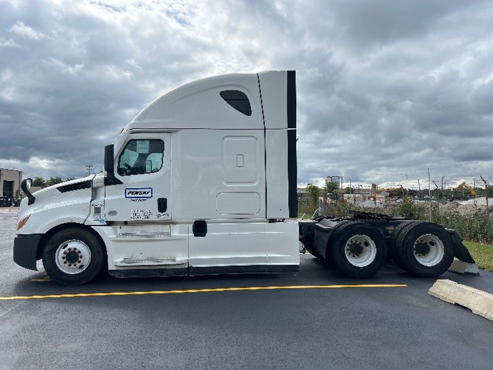 Sleeper Tractor-Heavy Duty Tractors-Freightliner-2022-T12664ST-East Chicago-IN-456,408\n\t\tmiles-$ 72,750 - Image 4