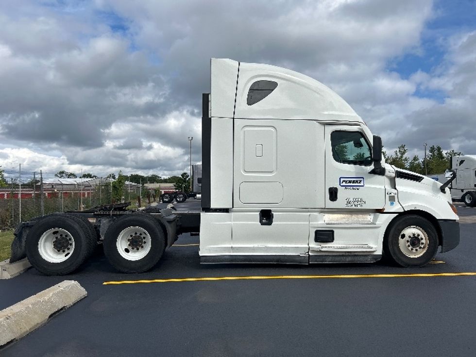 Sleeper Tractor-Heavy Duty Tractors-Freightliner-2022-T12664ST-East Chicago-IN-456,408\n\t\tmiles-$ 72,750 - Image 8