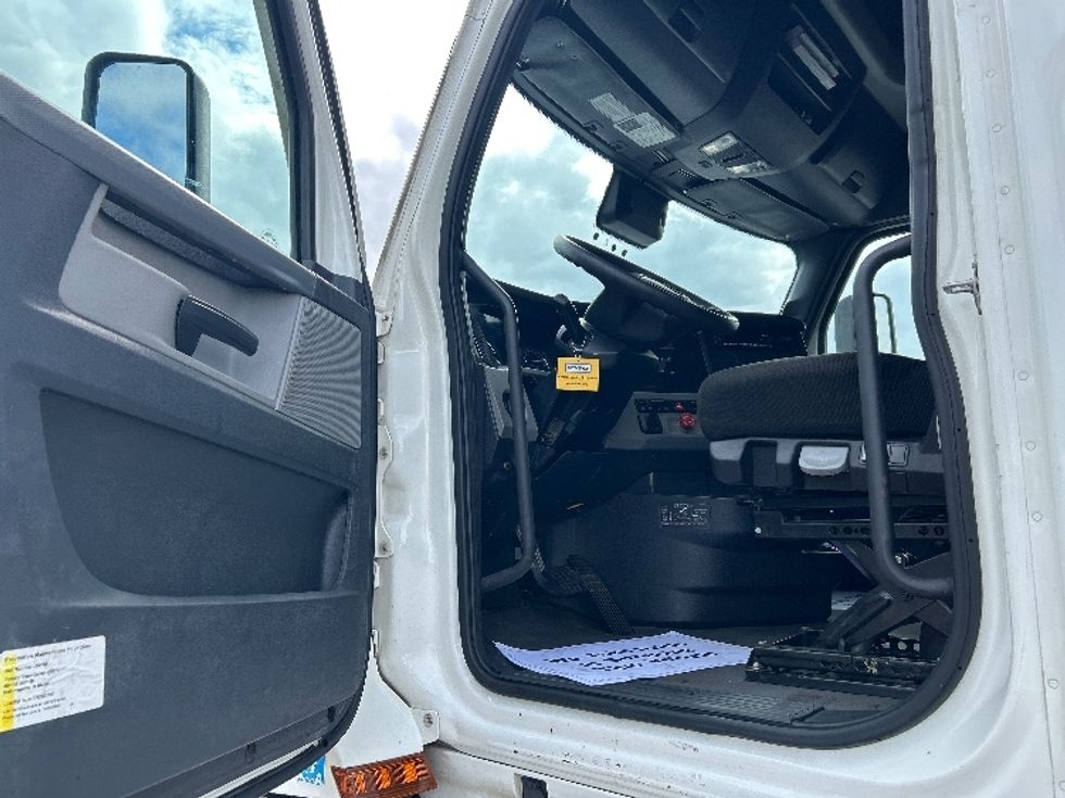 Sleeper Tractor-Heavy Duty Tractors-Freightliner-2022-T12664ST-East Chicago-IN-456,408\n\t\tmiles-$ 72,750 - Image 9