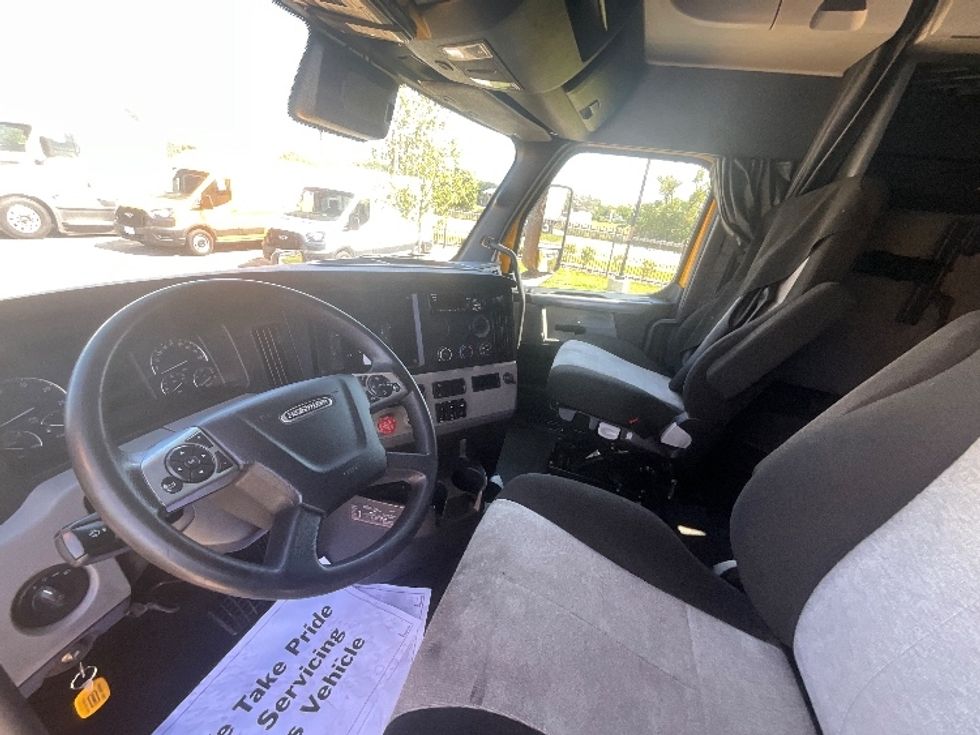 Sleeper Tractor-Heavy Duty Tractors-Freightliner-2022-T12664ST-East Chicago-IN-456,458\n\t\tmiles-$ 68,750 - Image 10