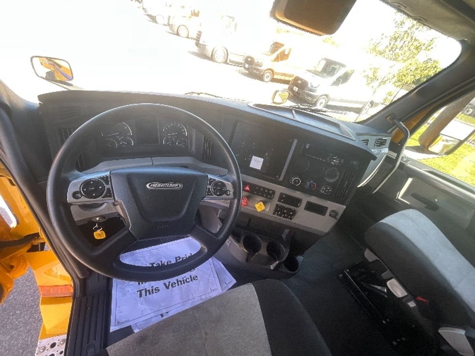 Sleeper Tractor-Heavy Duty Tractors-Freightliner-2022-T12664ST-East Chicago-IN-456,458\n\t\tmiles-$ 68,750 - Image 11