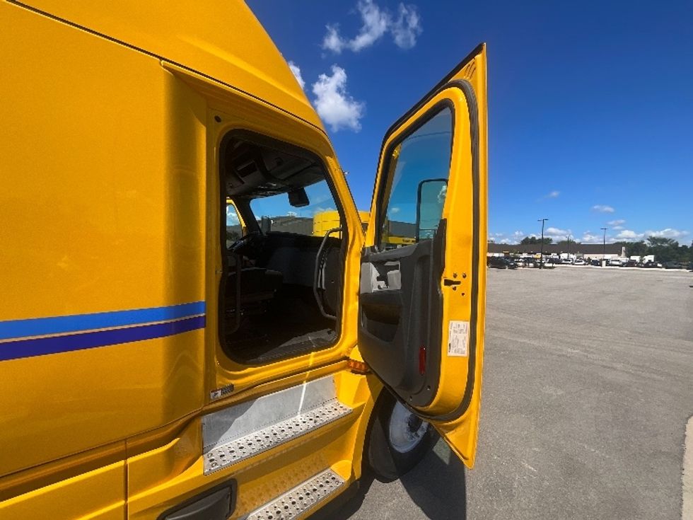 Sleeper Tractor-Heavy Duty Tractors-Freightliner-2022-T12664ST-East Chicago-IN-456,458\n\t\tmiles-$ 68,750 - Image 13