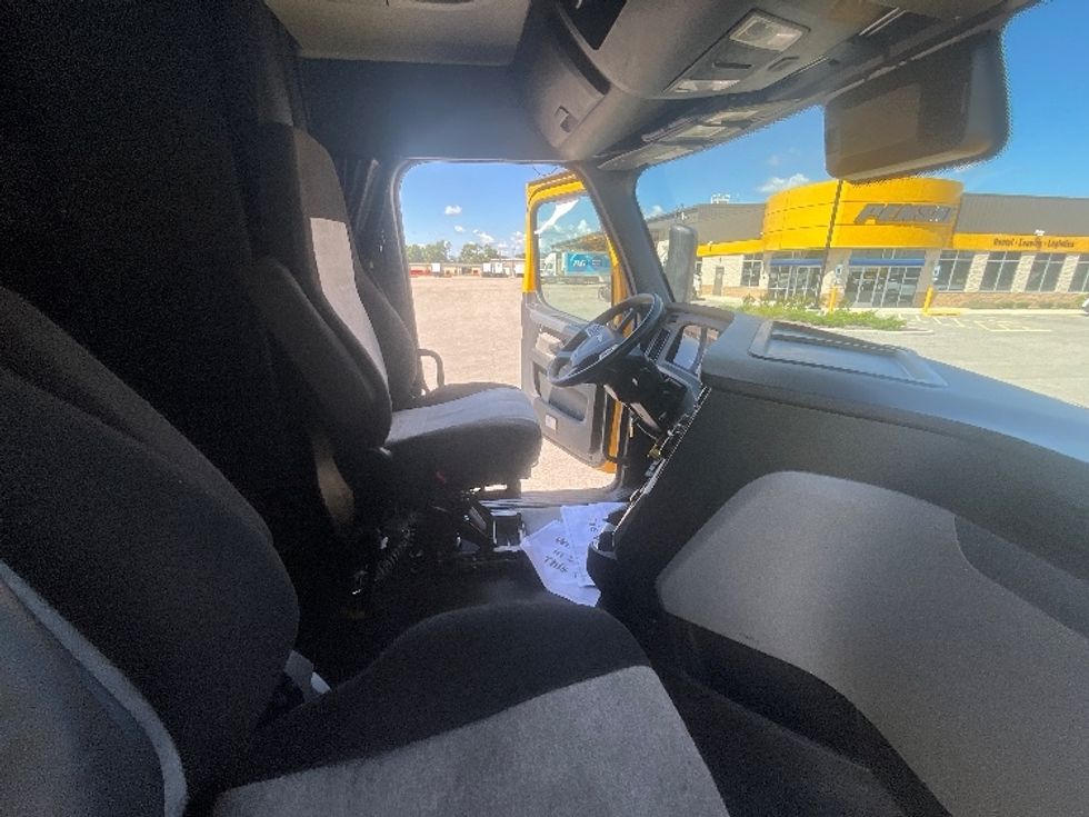 Sleeper Tractor-Heavy Duty Tractors-Freightliner-2022-T12664ST-East Chicago-IN-456,458\n\t\tmiles-$ 68,750 - Image 15