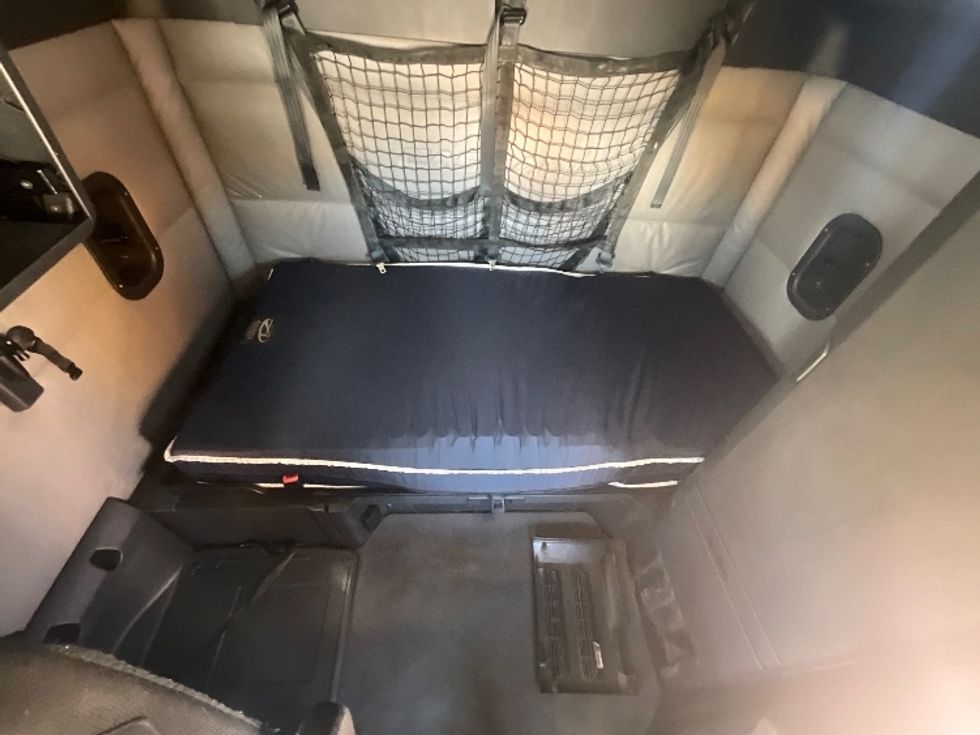 Sleeper Tractor-Heavy Duty Tractors-Freightliner-2022-T12664ST-East Chicago-IN-456,458\n\t\tmiles-$ 68,750 - Image 16