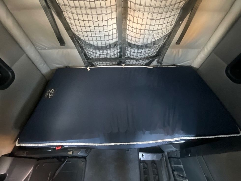 Sleeper Tractor-Heavy Duty Tractors-Freightliner-2022-T12664ST-East Chicago-IN-456,458\n\t\tmiles-$ 68,750 - Image 17