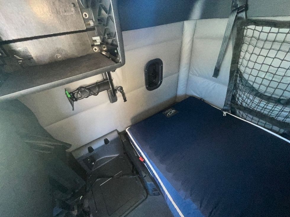 Sleeper Tractor-Heavy Duty Tractors-Freightliner-2022-T12664ST-East Chicago-IN-456,458\n\t\tmiles-$ 68,750 - Image 19