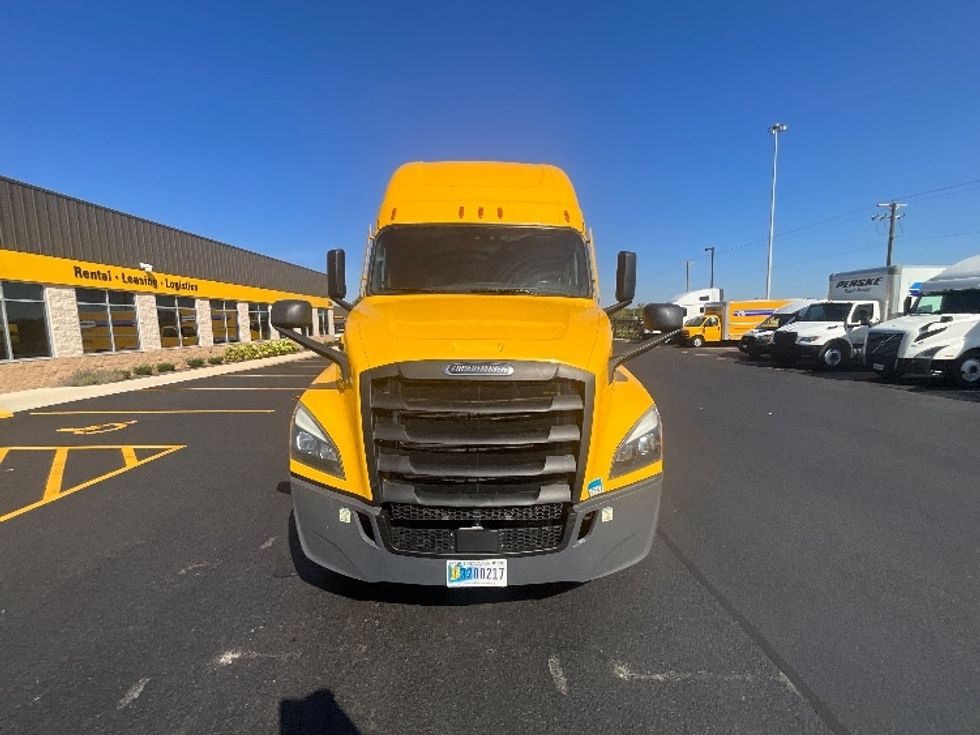 2022 Freightliner Cascadia 126" Sleeper Cab photo 2