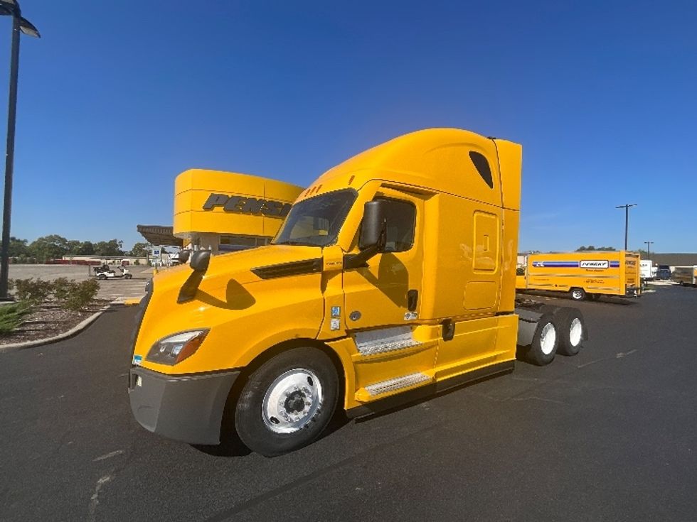 2022 Freightliner Cascadia 126" Sleeper Cab photo 3