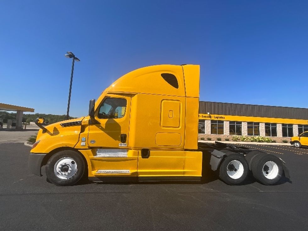 2022 Freightliner Cascadia 126" Sleeper Cab photo 4