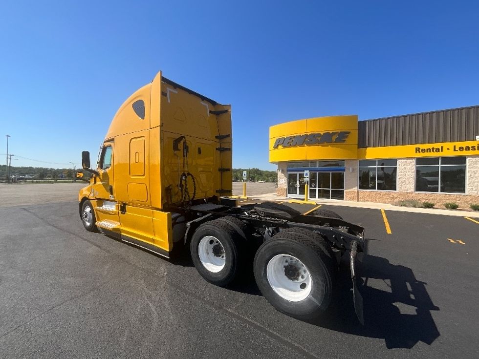 Sleeper Tractor-Heavy Duty Tractors-Freightliner-2022-T12664ST-East Chicago-IN-456,458\n\t\tmiles-$ 68,750 - Image 5