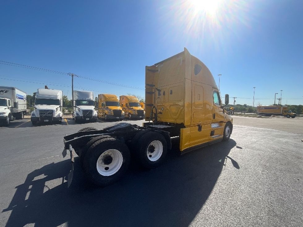 Sleeper Tractor-Heavy Duty Tractors-Freightliner-2022-T12664ST-East Chicago-IN-456,458\n\t\tmiles-$ 68,750 - Image 7