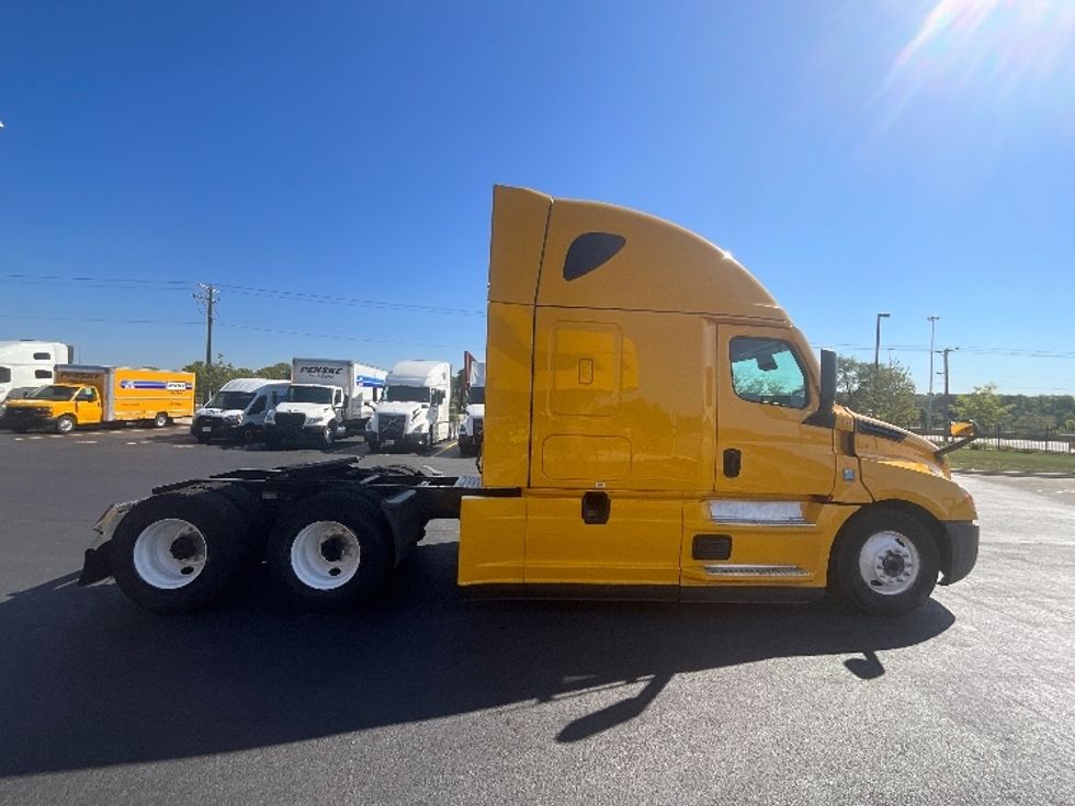 Sleeper Tractor-Heavy Duty Tractors-Freightliner-2022-T12664ST-East Chicago-IN-456,458\n\t\tmiles-$ 68,750 - Image 8
