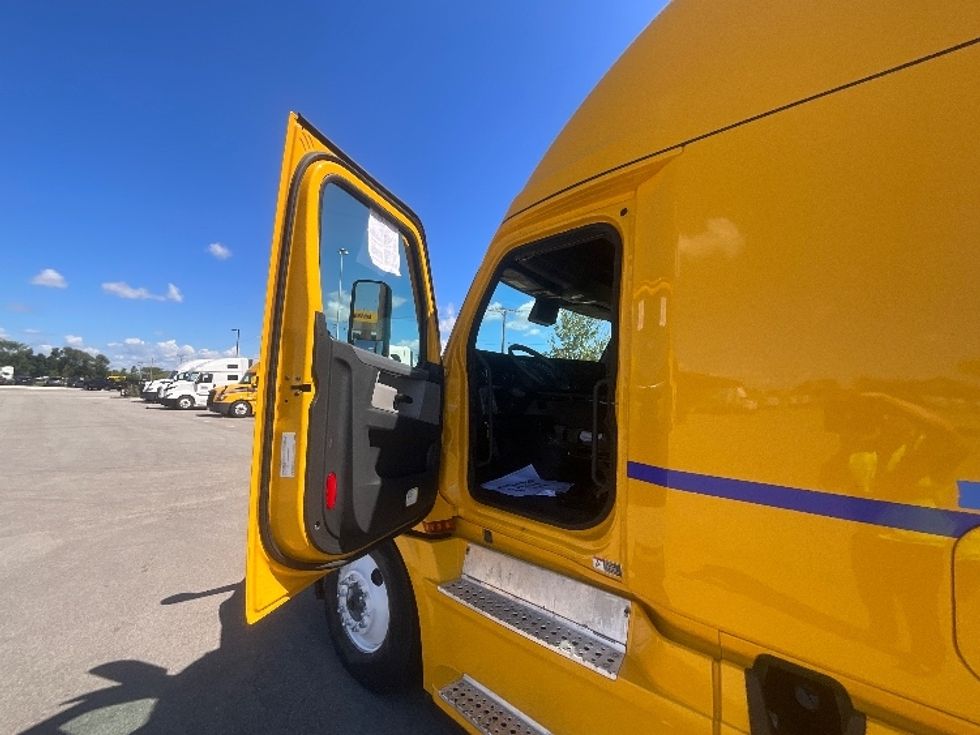 Sleeper Tractor-Heavy Duty Tractors-Freightliner-2022-T12664ST-East Chicago-IN-456,458\n\t\tmiles-$ 68,750 - Image 9