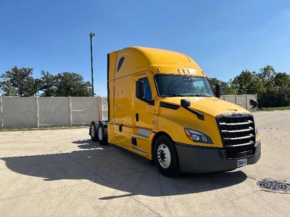 Sleeper Tractor-Heavy Duty Tractors-Freightliner-2022-T12664ST-East Chicago-IN-462,686\n\t\tmiles-$ 67,250 - Image 1