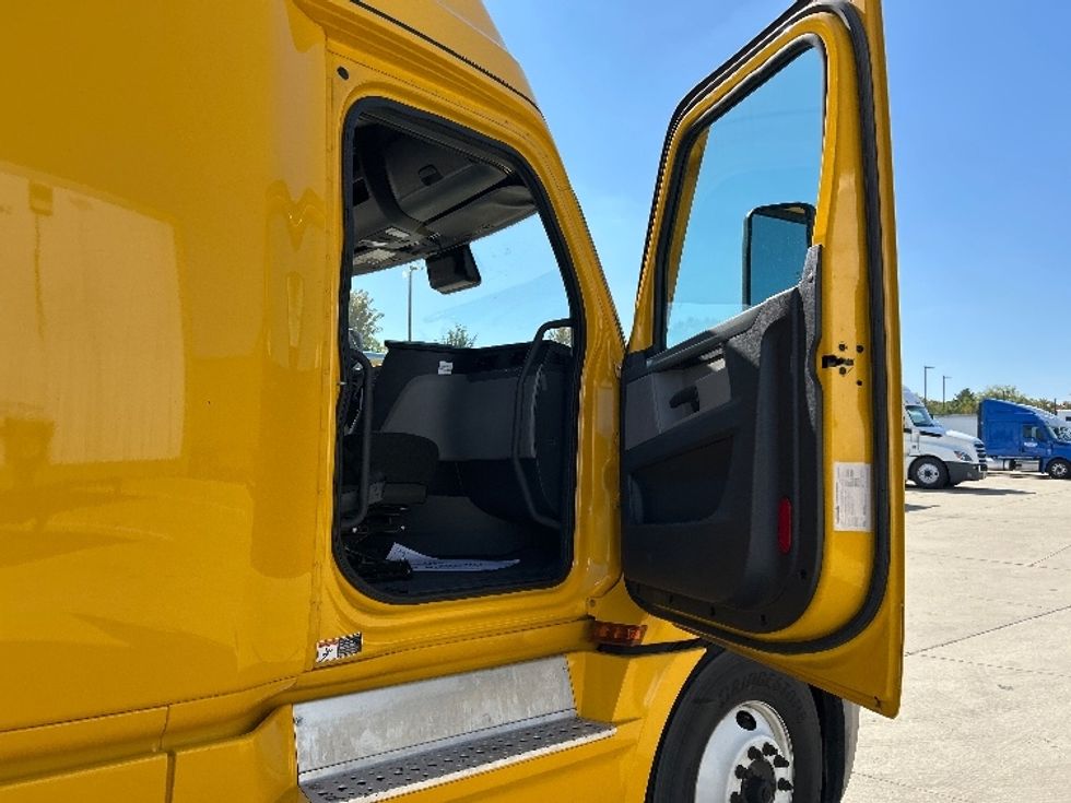 Sleeper Tractor-Heavy Duty Tractors-Freightliner-2022-T12664ST-East Chicago-IN-462,686\n\t\tmiles-$ 67,250 - Image 13