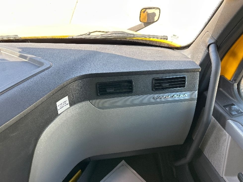 Sleeper Tractor-Heavy Duty Tractors-Freightliner-2022-T12664ST-East Chicago-IN-462,686\n\t\tmiles-$ 67,250 - Image 14