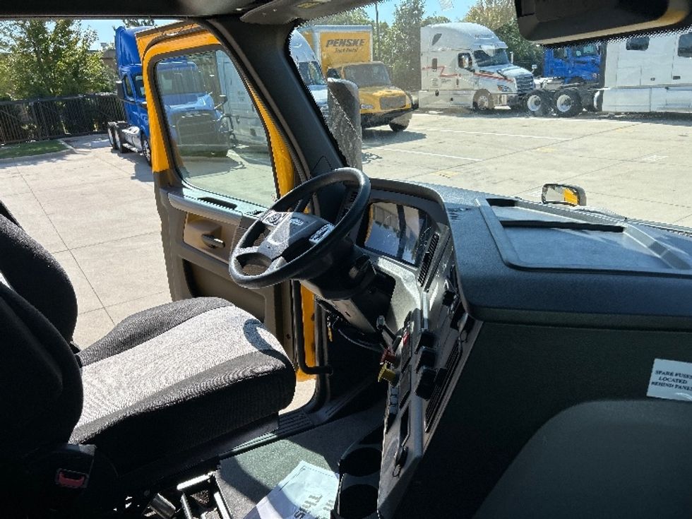 Sleeper Tractor-Heavy Duty Tractors-Freightliner-2022-T12664ST-East Chicago-IN-462,686\n\t\tmiles-$ 67,250 - Image 15