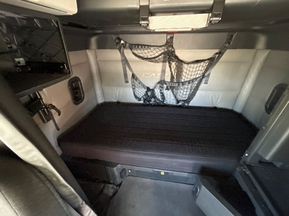 Sleeper Tractor-Heavy Duty Tractors-Freightliner-2022-T12664ST-East Chicago-IN-462,686\n\t\tmiles-$ 67,250 - Image 16