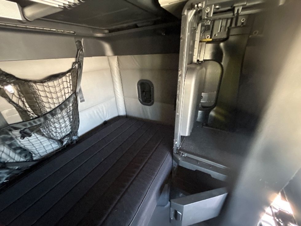 Sleeper Tractor-Heavy Duty Tractors-Freightliner-2022-T12664ST-East Chicago-IN-462,686\n\t\tmiles-$ 67,250 - Image 18