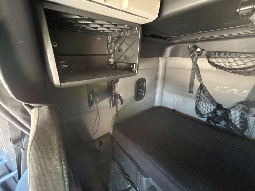 Sleeper Tractor-Heavy Duty Tractors-Freightliner-2022-T12664ST-East Chicago-IN-462,686\n\t\tmiles-$ 67,250 - Image 19