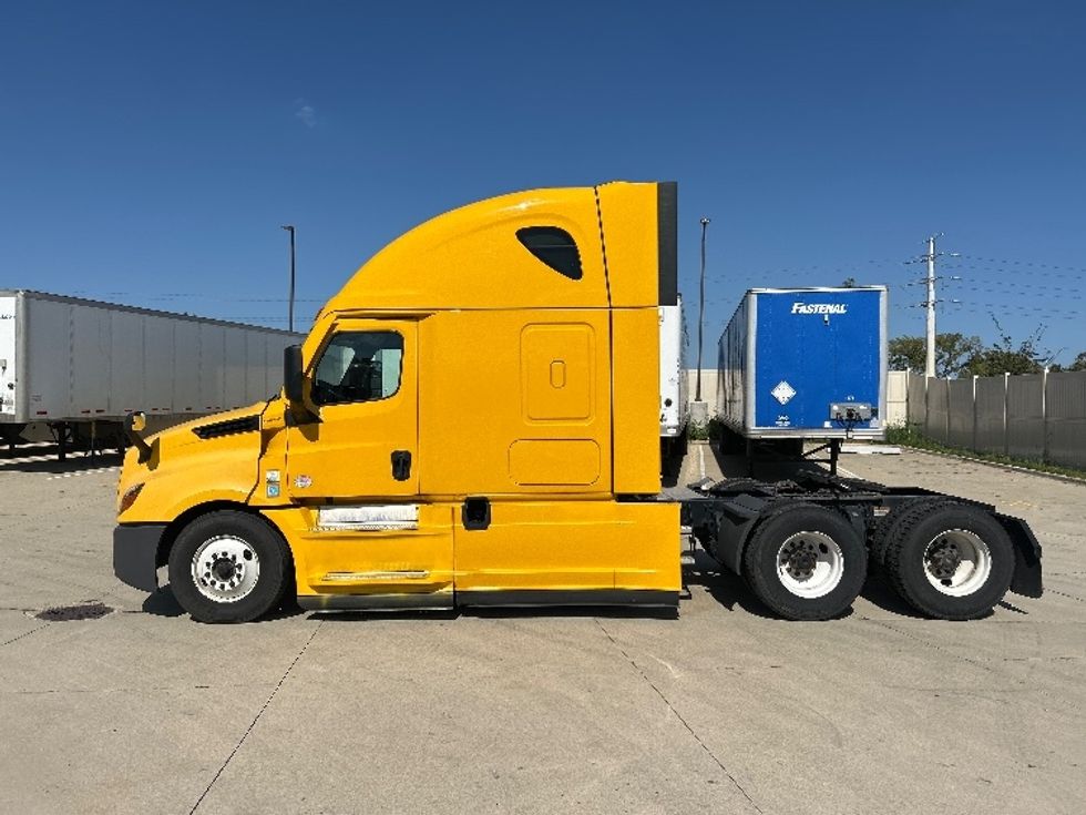 Sleeper Tractor-Heavy Duty Tractors-Freightliner-2022-T12664ST-East Chicago-IN-462,686\n\t\tmiles-$ 67,250 - Image 4
