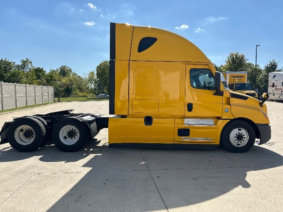 Sleeper Tractor-Heavy Duty Tractors-Freightliner-2022-T12664ST-East Chicago-IN-462,686\n\t\tmiles-$ 67,250 - Image 8