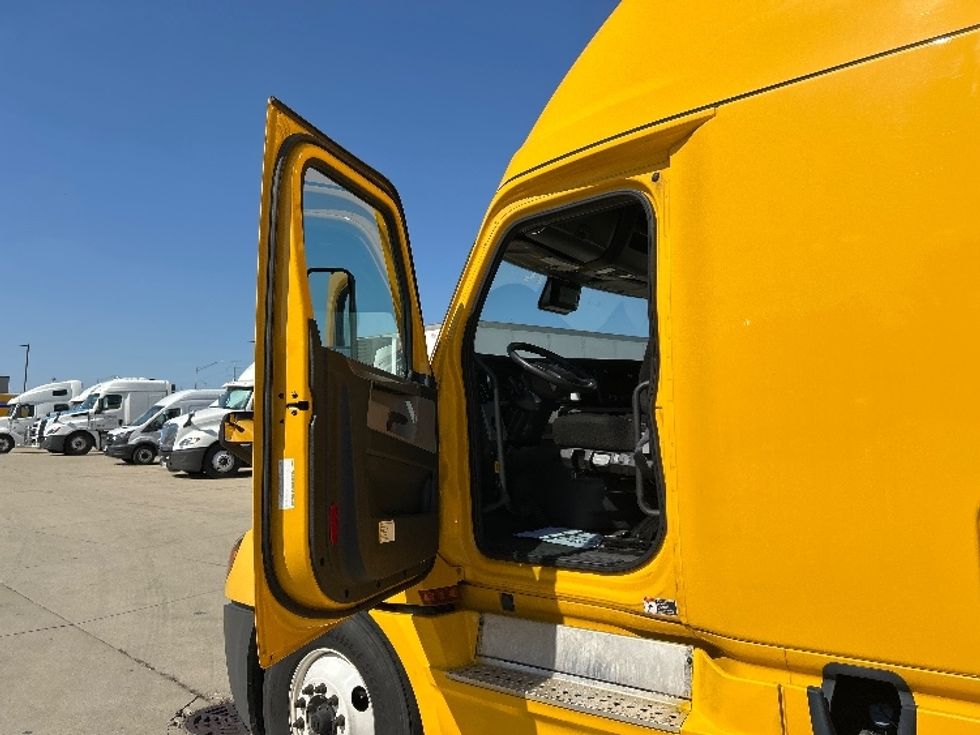 Sleeper Tractor-Heavy Duty Tractors-Freightliner-2022-T12664ST-East Chicago-IN-462,686\n\t\tmiles-$ 67,250 - Image 9