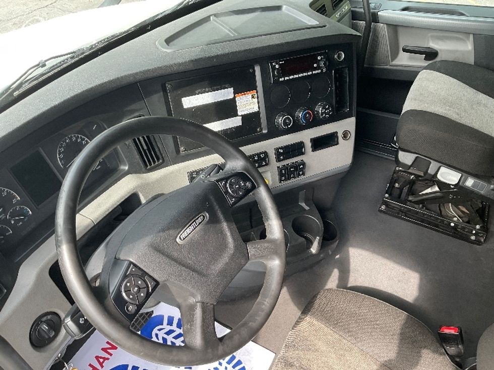 Sleeper Tractor-Heavy Duty Tractors-Freightliner-2022-T12664ST-East Chicago-IN-473,370\n\t\tmiles-$ 70,250 - Image 10