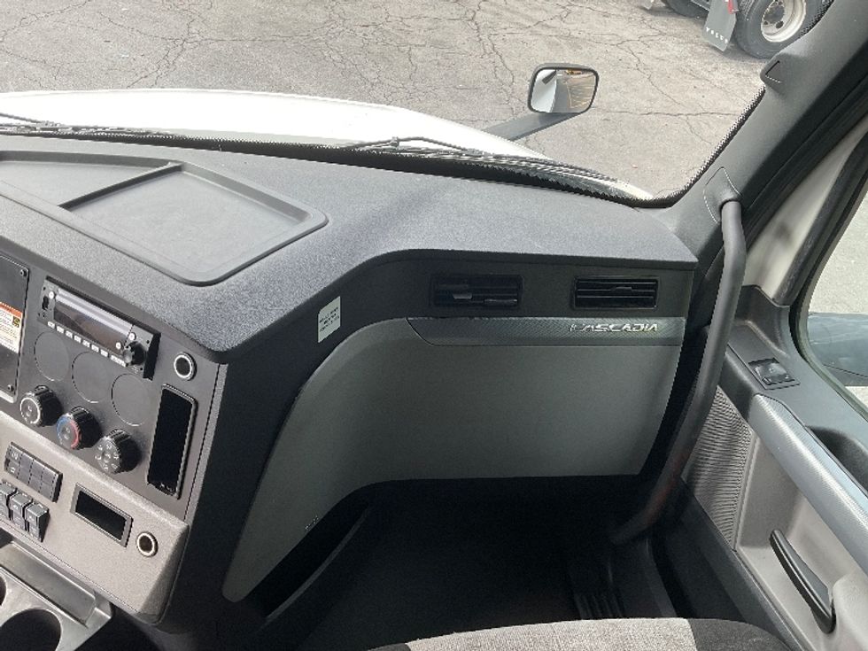 Sleeper Tractor-Heavy Duty Tractors-Freightliner-2022-T12664ST-East Chicago-IN-473,370\n\t\tmiles-$ 70,250 - Image 14