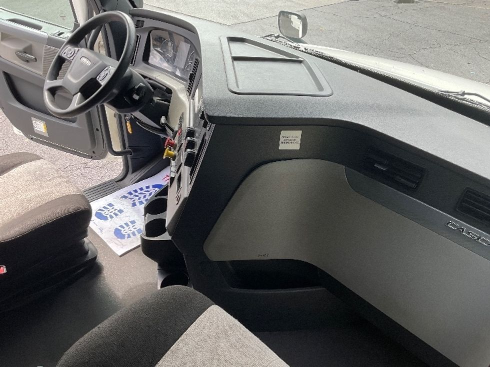 Sleeper Tractor-Heavy Duty Tractors-Freightliner-2022-T12664ST-East Chicago-IN-473,370\n\t\tmiles-$ 70,250 - Image 15