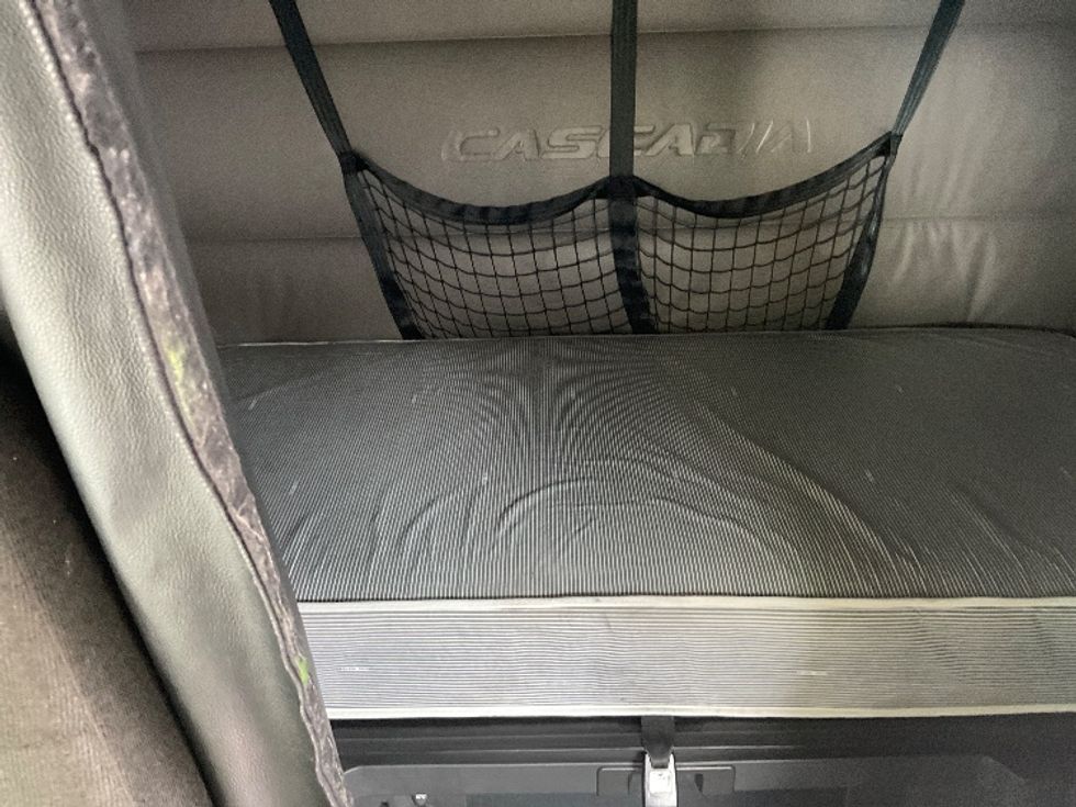 Sleeper Tractor-Heavy Duty Tractors-Freightliner-2022-T12664ST-East Chicago-IN-473,370\n\t\tmiles-$ 70,250 - Image 16