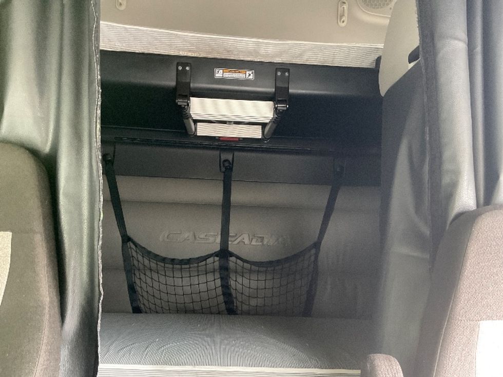 Sleeper Tractor-Heavy Duty Tractors-Freightliner-2022-T12664ST-East Chicago-IN-473,370\n\t\tmiles-$ 70,250 - Image 17