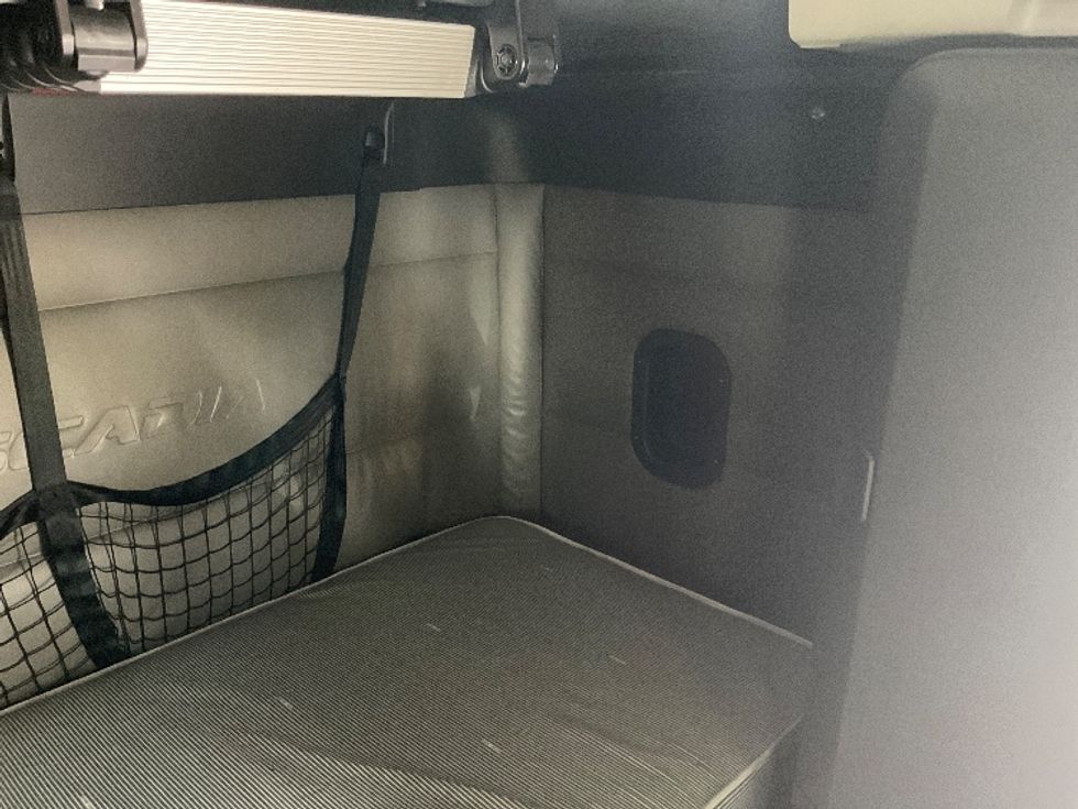 Sleeper Tractor-Heavy Duty Tractors-Freightliner-2022-T12664ST-East Chicago-IN-473,370\n\t\tmiles-$ 70,250 - Image 18