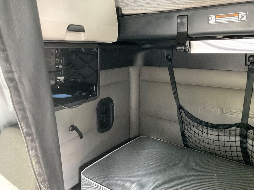 Sleeper Tractor-Heavy Duty Tractors-Freightliner-2022-T12664ST-East Chicago-IN-473,370\n\t\tmiles-$ 70,250 - Image 19