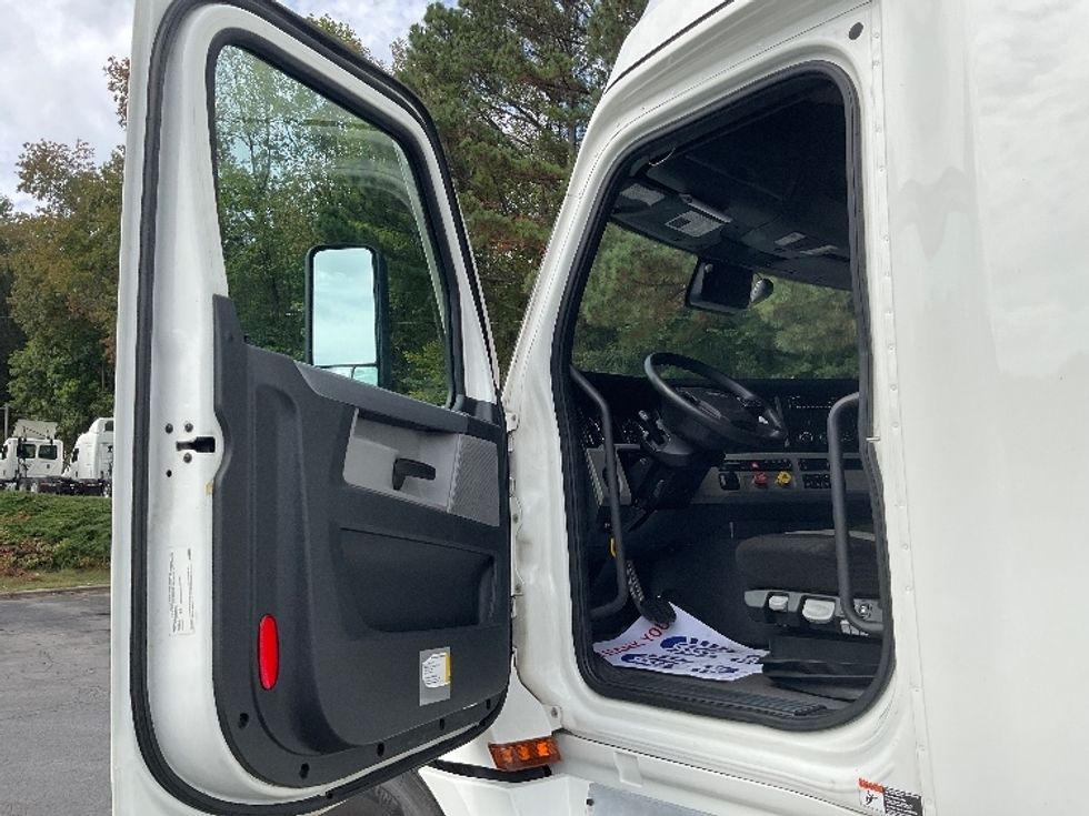 Sleeper Tractor-Heavy Duty Tractors-Freightliner-2022-T12664ST-East Chicago-IN-473,370\n\t\tmiles-$ 70,250 - Image 9