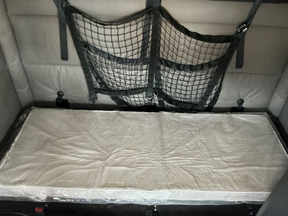 Sleeper Tractor-Heavy Duty Tractors-Freightliner-2022-T12664ST-East Chicago-IN-474,056\n\t\tmiles-$ 71,000 - Image 17