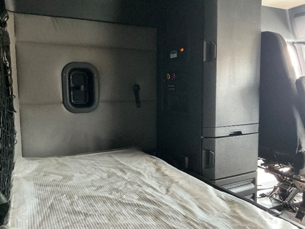 Sleeper Tractor-Heavy Duty Tractors-Freightliner-2022-T12664ST-East Chicago-IN-474,056\n\t\tmiles-$ 71,000 - Image 18