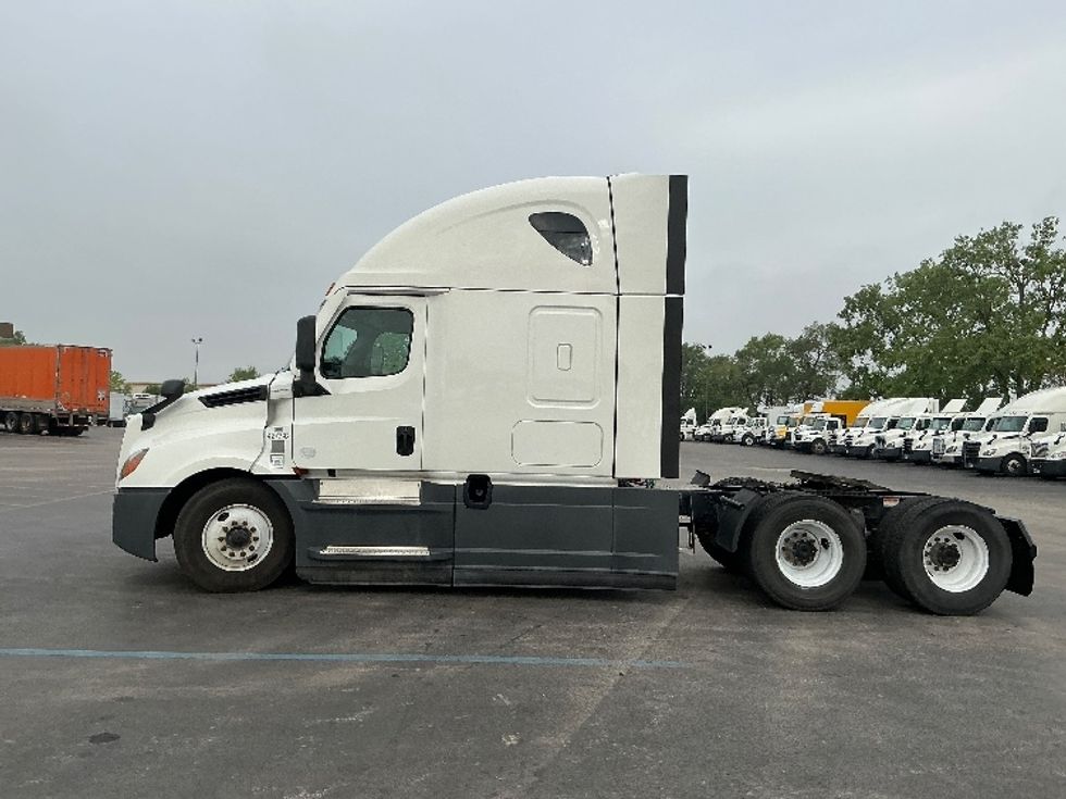 Sleeper Tractor-Heavy Duty Tractors-Freightliner-2022-T12664ST-East Chicago-IN-474,056\n\t\tmiles-$ 71,000 - Image 4