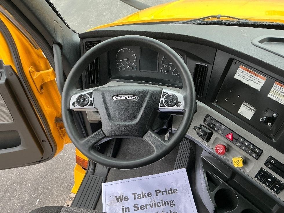 Sleeper Tractor-Heavy Duty Tractors-Freightliner-2022-T12664ST-East Chicago-IN-475,949\n\t\tmiles-$ 66,000 - Image 10