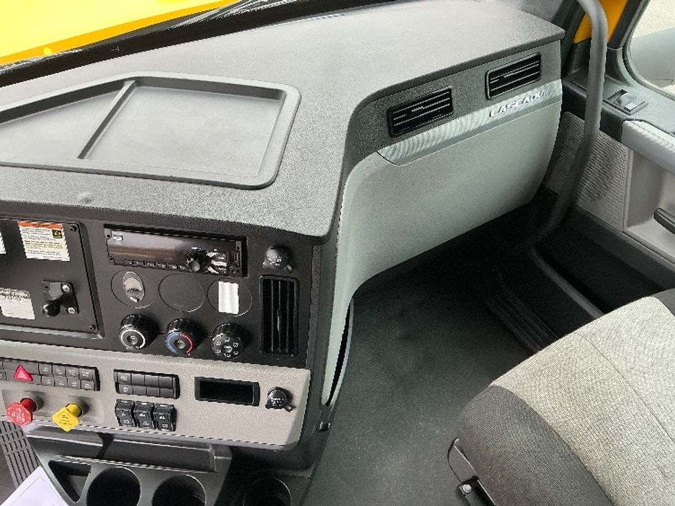 Sleeper Tractor-Heavy Duty Tractors-Freightliner-2022-T12664ST-East Chicago-IN-475,949\n\t\tmiles-$ 66,000 - Image 11