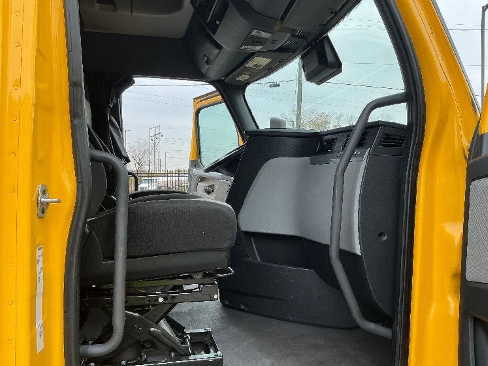 Sleeper Tractor-Heavy Duty Tractors-Freightliner-2022-T12664ST-East Chicago-IN-475,949\n\t\tmiles-$ 66,000 - Image 13