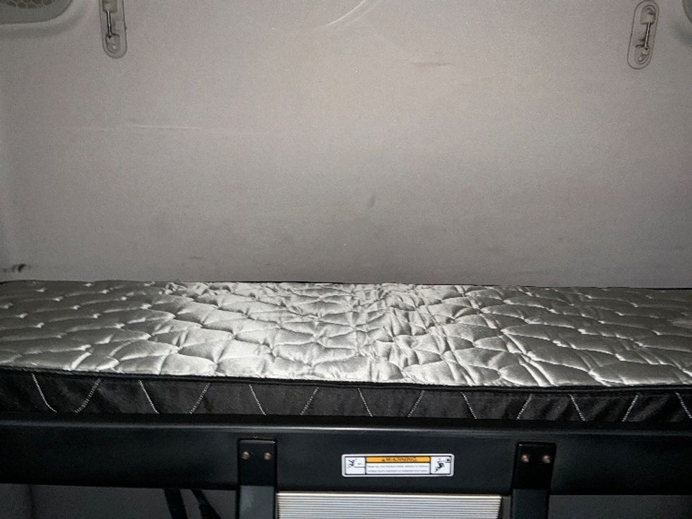 Sleeper Tractor-Heavy Duty Tractors-Freightliner-2022-T12664ST-East Chicago-IN-475,949\n\t\tmiles-$ 66,000 - Image 17