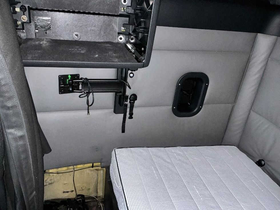 Sleeper Tractor-Heavy Duty Tractors-Freightliner-2022-T12664ST-East Chicago-IN-475,949\n\t\tmiles-$ 66,000 - Image 18