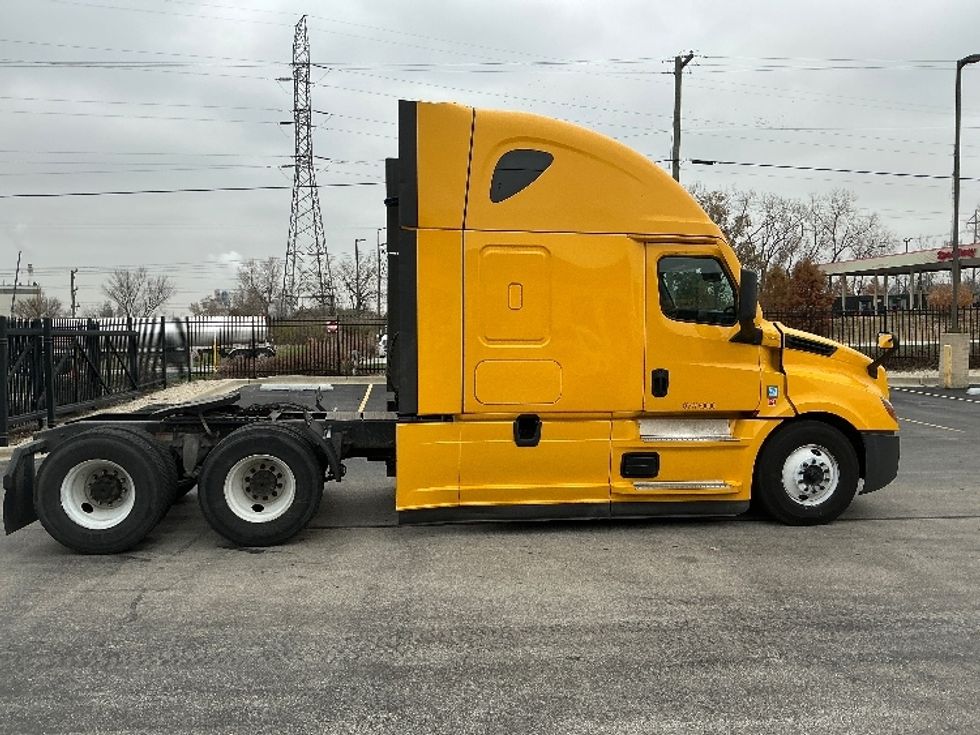 Sleeper Tractor-Heavy Duty Tractors-Freightliner-2022-T12664ST-East Chicago-IN-475,949\n\t\tmiles-$ 66,000 - Image 4