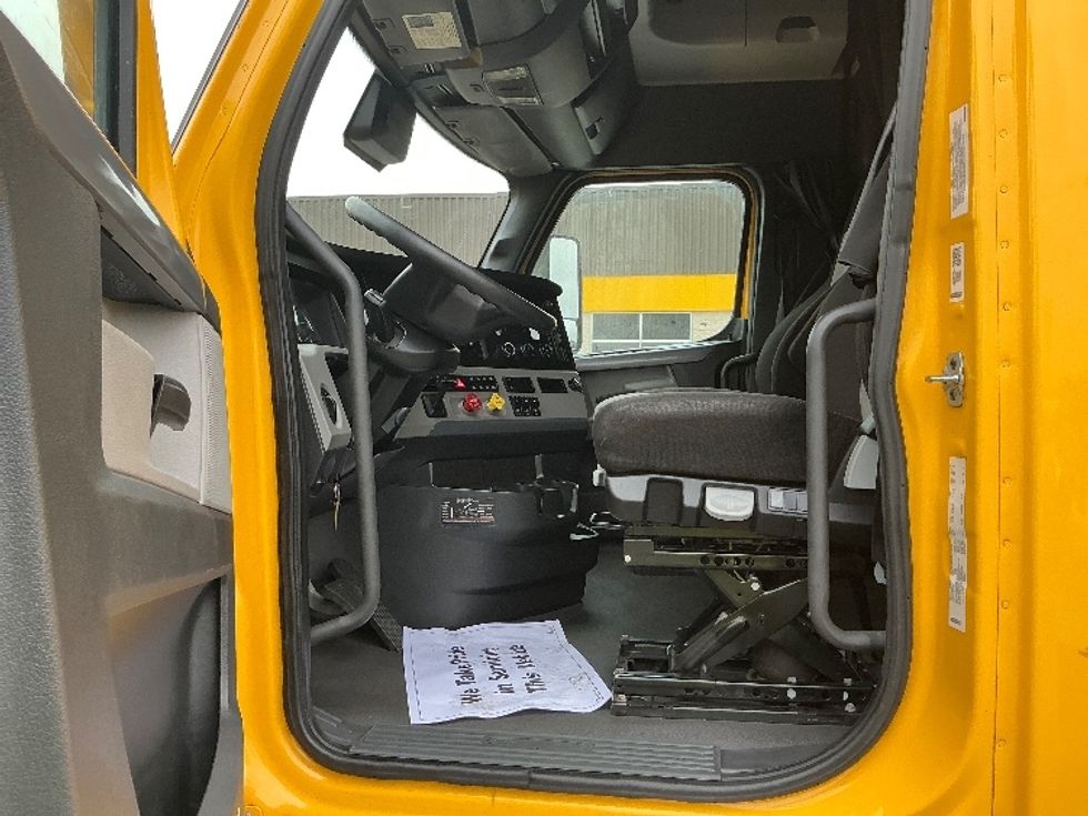 Sleeper Tractor-Heavy Duty Tractors-Freightliner-2022-T12664ST-East Chicago-IN-475,949\n\t\tmiles-$ 66,000 - Image 9