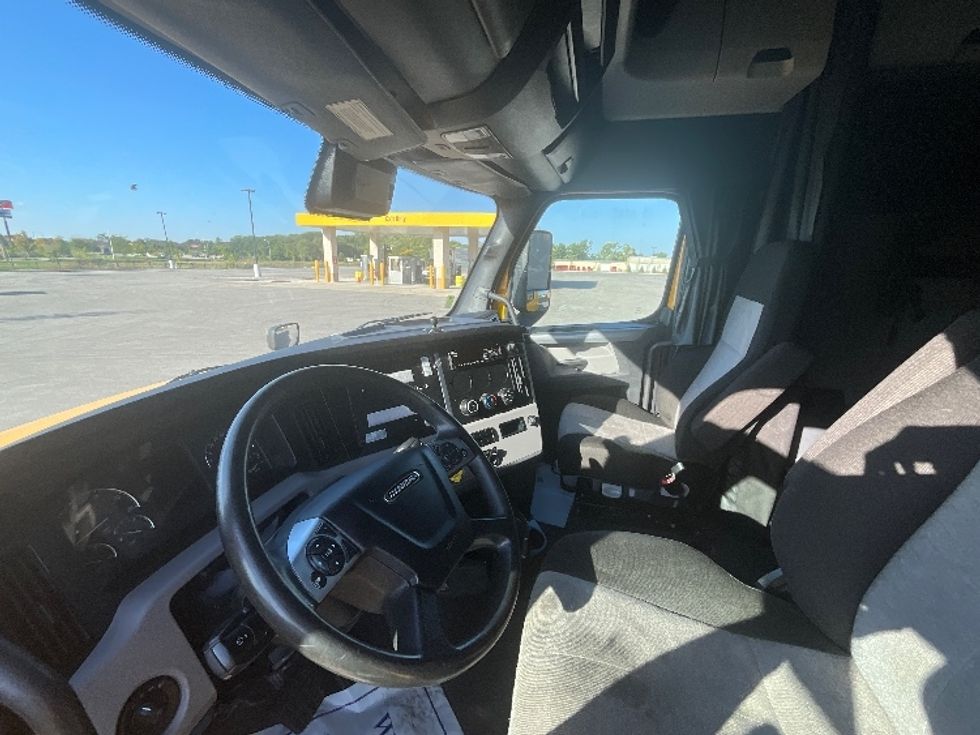 Sleeper Tractor-Heavy Duty Tractors-Freightliner-2022-T12664ST-East Chicago-IN-478,365\n\t\tmiles-$ 66,500 - Image 10