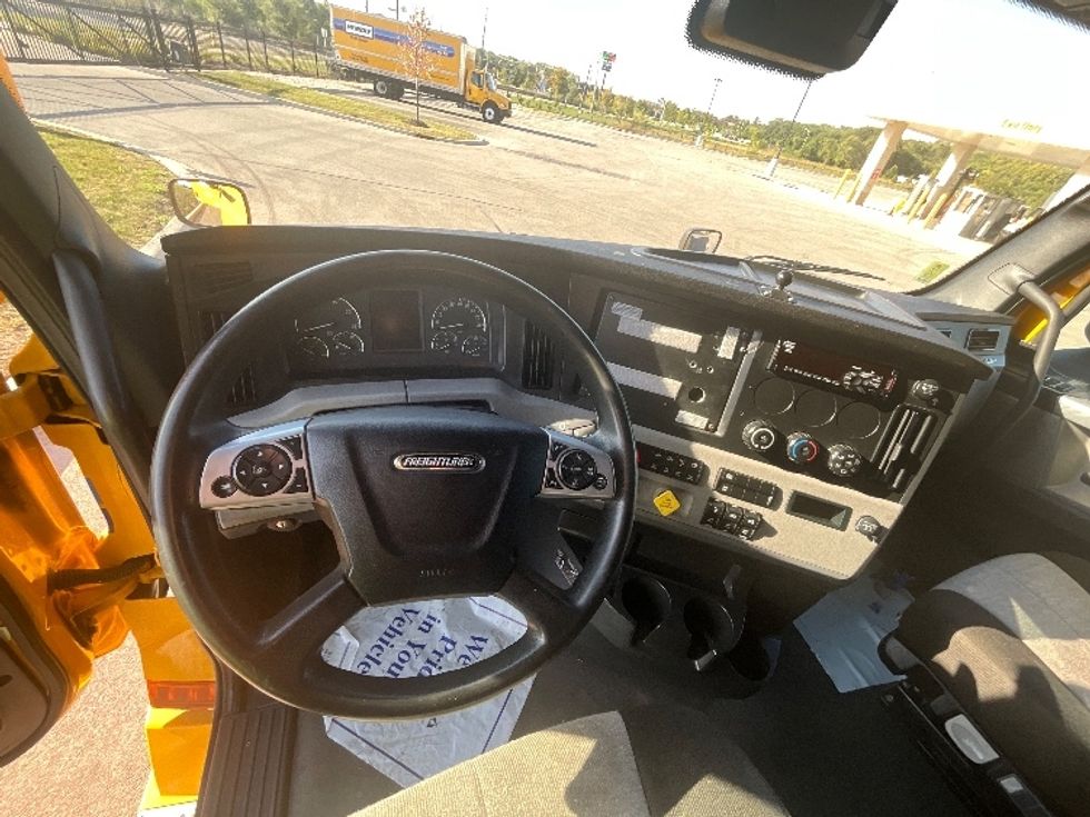 Sleeper Tractor-Heavy Duty Tractors-Freightliner-2022-T12664ST-East Chicago-IN-478,365\n\t\tmiles-$ 66,500 - Image 11